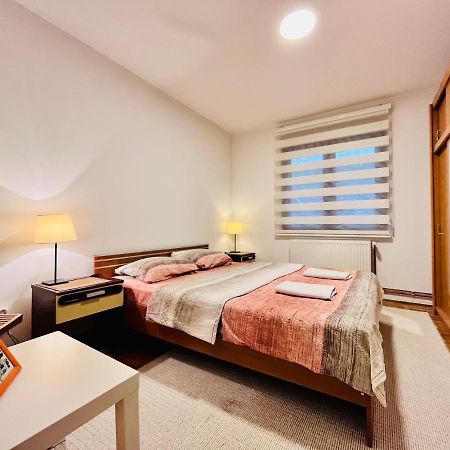 Apartment Viktorija อูชิเซ ภายนอก รูปภาพ