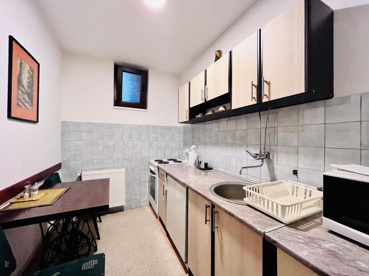 Apartment Viktorija อูชิเซ ภายนอก รูปภาพ
